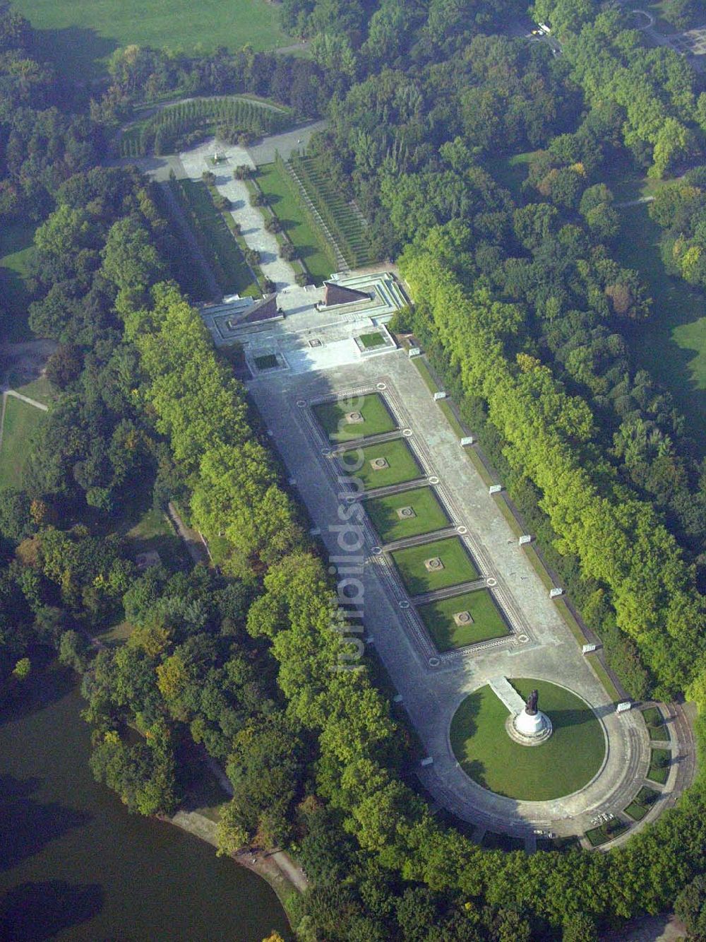 Luftaufnahme Berlin-Treptow - Blick auf das Sowjetische Ehrenmal im Treptower Park