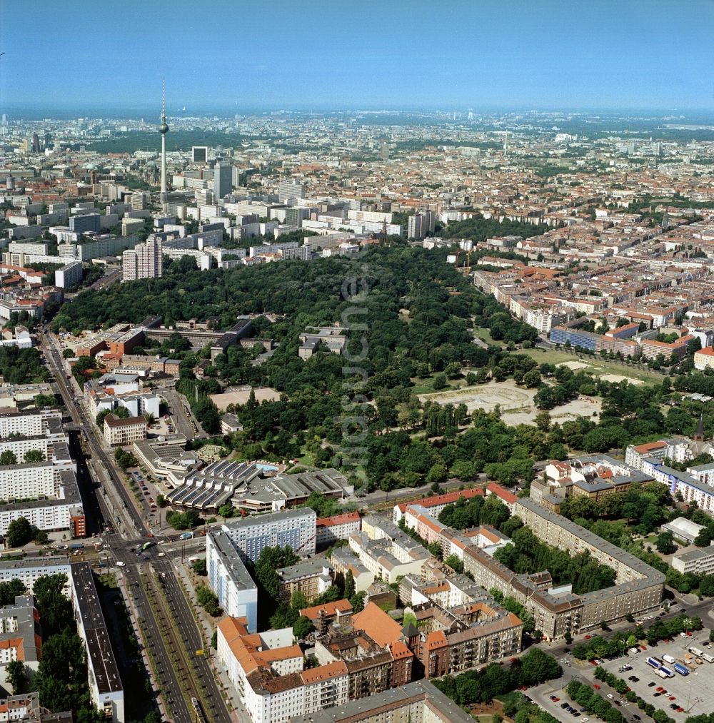 Luftbild Berlin-Friedrichshain - Blick vom Sport- und Erholungszentrum in Berlin-Friedrichshain in Richtung Berliner City Ost mit Fernsehturm