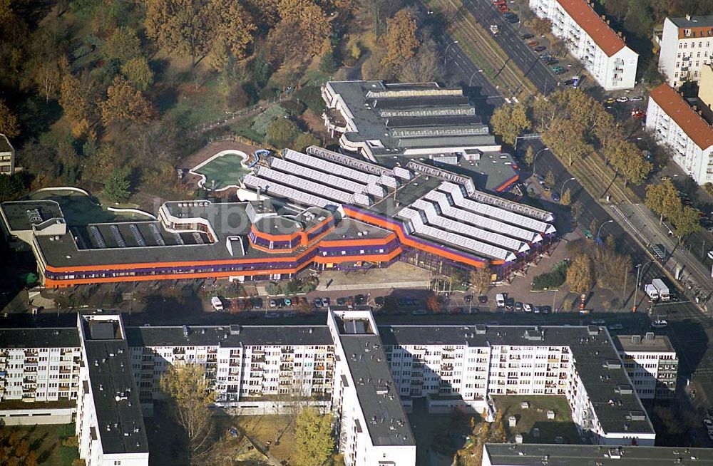 Luftaufnahme Berlin Friedrichshain - Blick auf das Sport und Erholungszentrum an der Landsberger Allee , wird gerade rekonstruiert