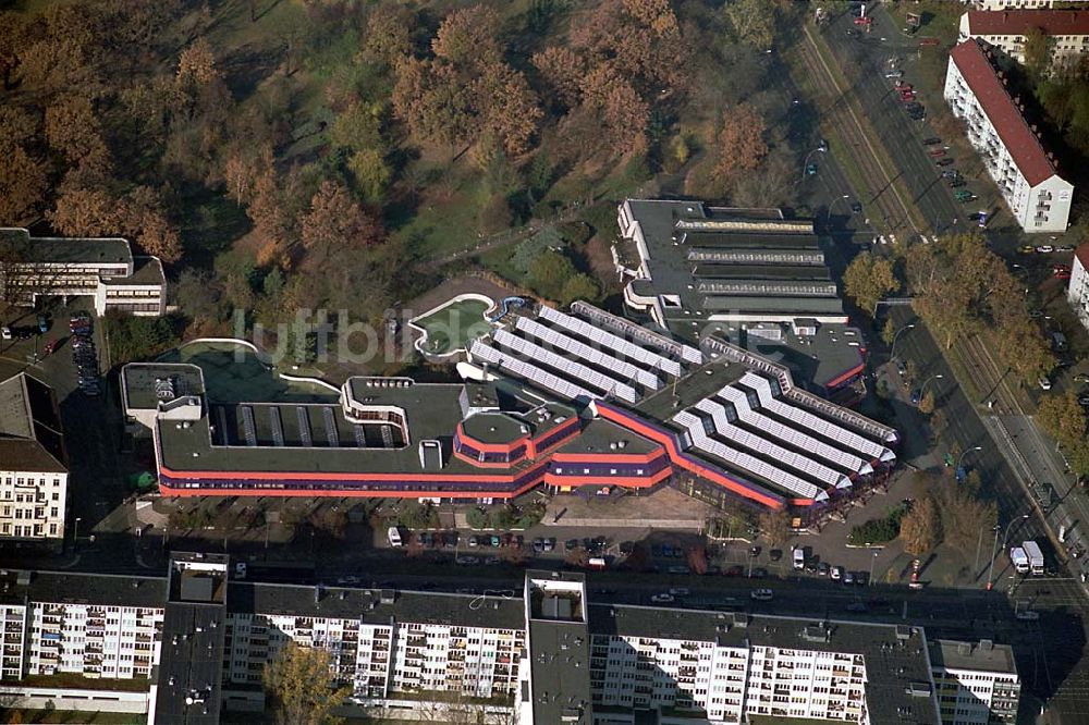 Berlin Friedrichshain von oben - Blick auf das Sport und Erholungszentrum an der Landsberger Allee , wird gerade rekonstruiert