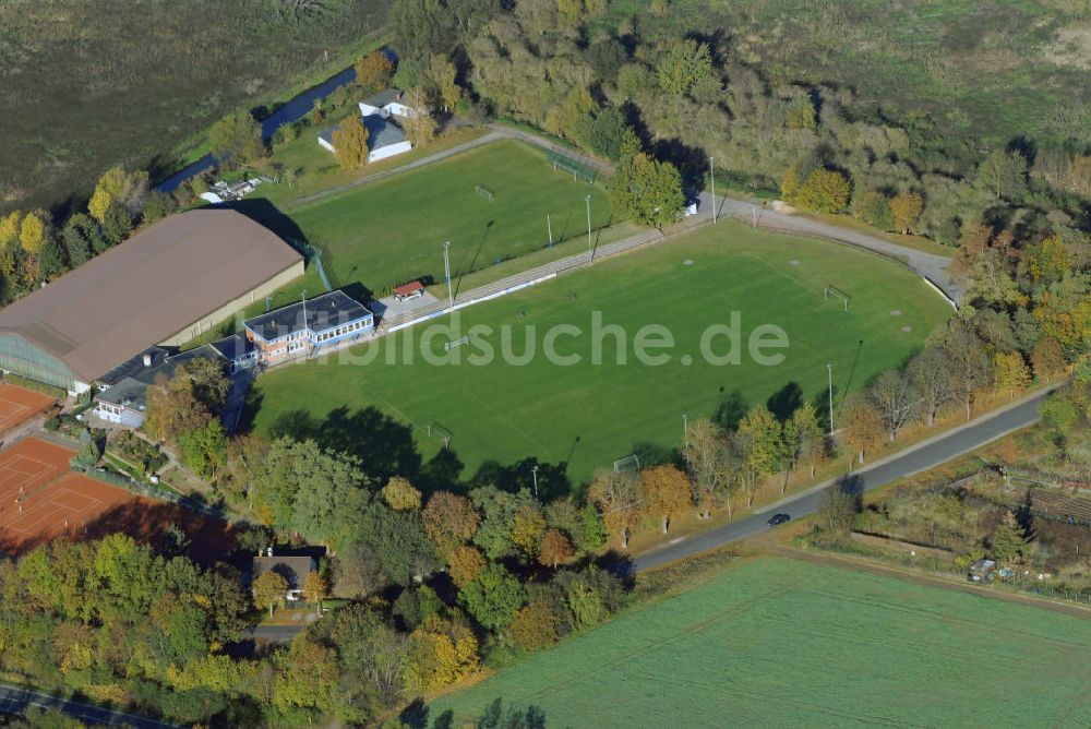 Peine von oben - Blick auf Sport- und Tennisplatz in Peine