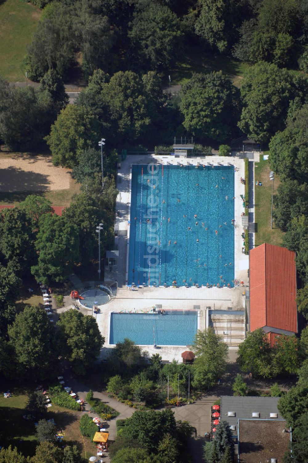 Berlin von oben - Blick auf das Sportbad Britz in Berlin