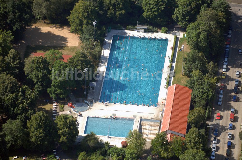 Berlin aus der Vogelperspektive: Blick auf das Sportbad Britz in Berlin