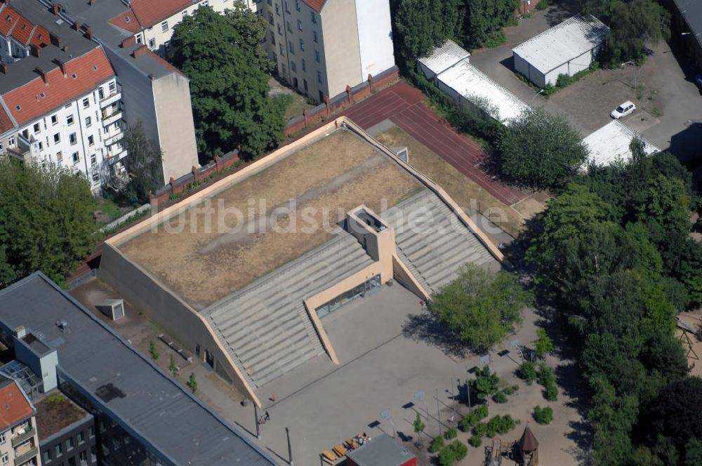 Berlin von oben - Blick auf eine Sporthalle in Berlin-Neukölln