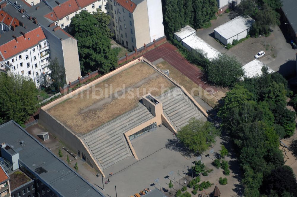 Berlin aus der Vogelperspektive: Blick auf eine Sporthalle in Berlin-Neukölln