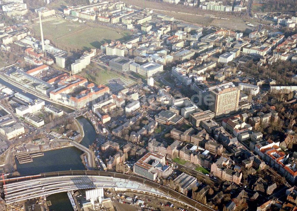 Berlin von oben - Blick vom Spreebogen auf das Gelände der Charite mit dem Büro- und Wohnhauskomplex der BAYERISCHEN HAUSBAU an der Invalidenstraße / Hannoversche Straße mit den beiden Torhäusern