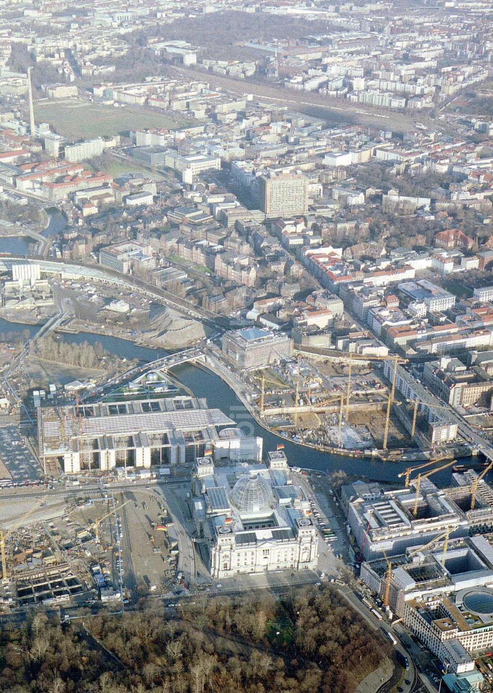 Luftaufnahme Berlin - Tiergarten - Blick vom Spreebogen mit dem Reichstag auf das Gelände der Charite .