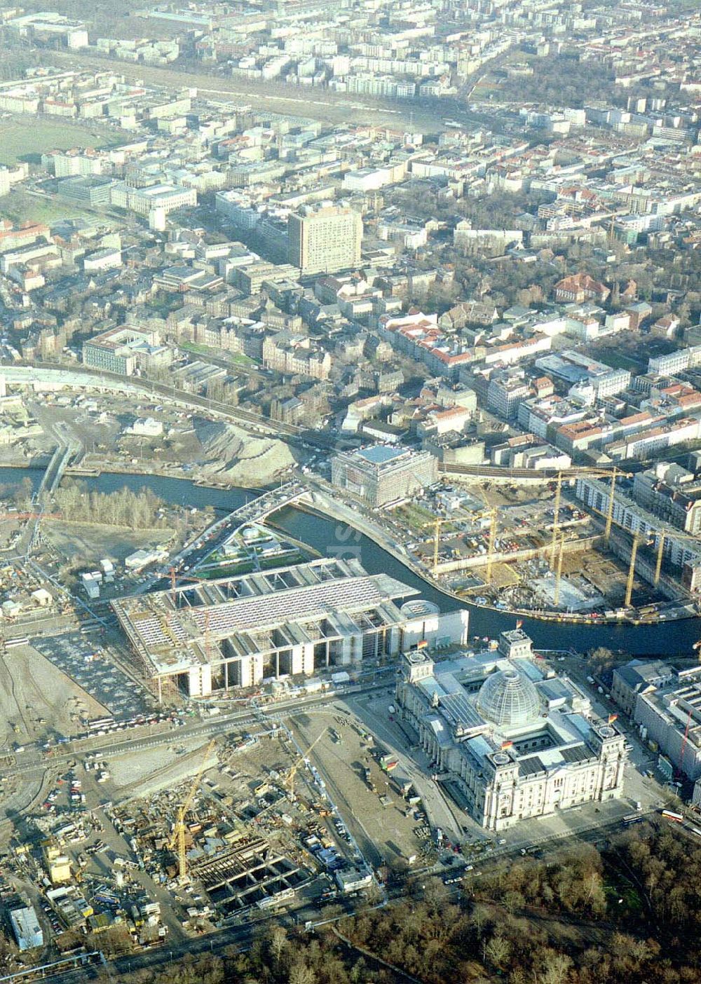 Berlin - Tiergarten aus der Vogelperspektive: Blick vom Spreebogen mit dem Reichstag auf das Gelände der Charite .