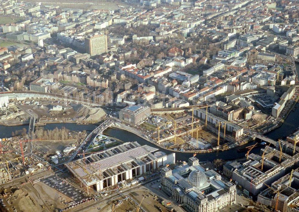 Luftbild Berlin - Tiergarten - Blick vom Spreebogen mit dem Reichstag auf das Gelände der Charite .