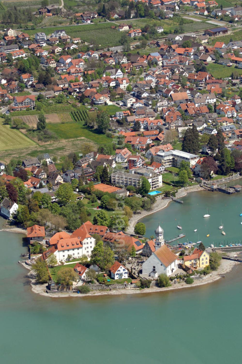 Luftaufnahme Wasserburg - Blick auf Stadt und Halbinsel mit Hafen und Kirche in Wasserburg