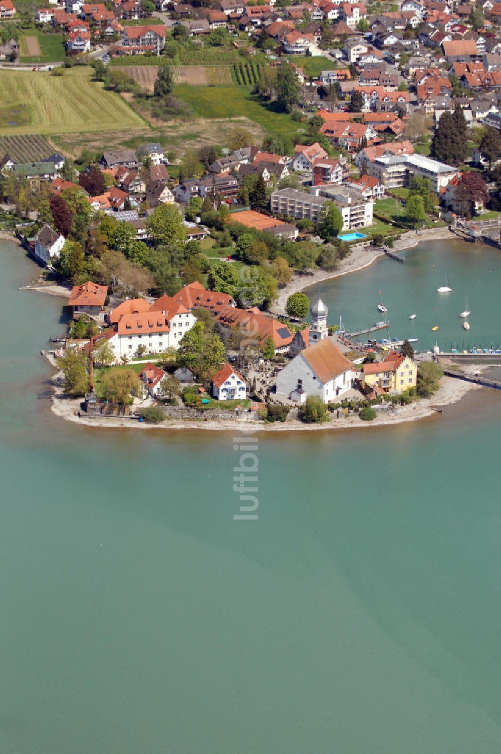 Wasserburg von oben - Blick auf Stadt und Halbinsel mit Hafen und Kirche in Wasserburg