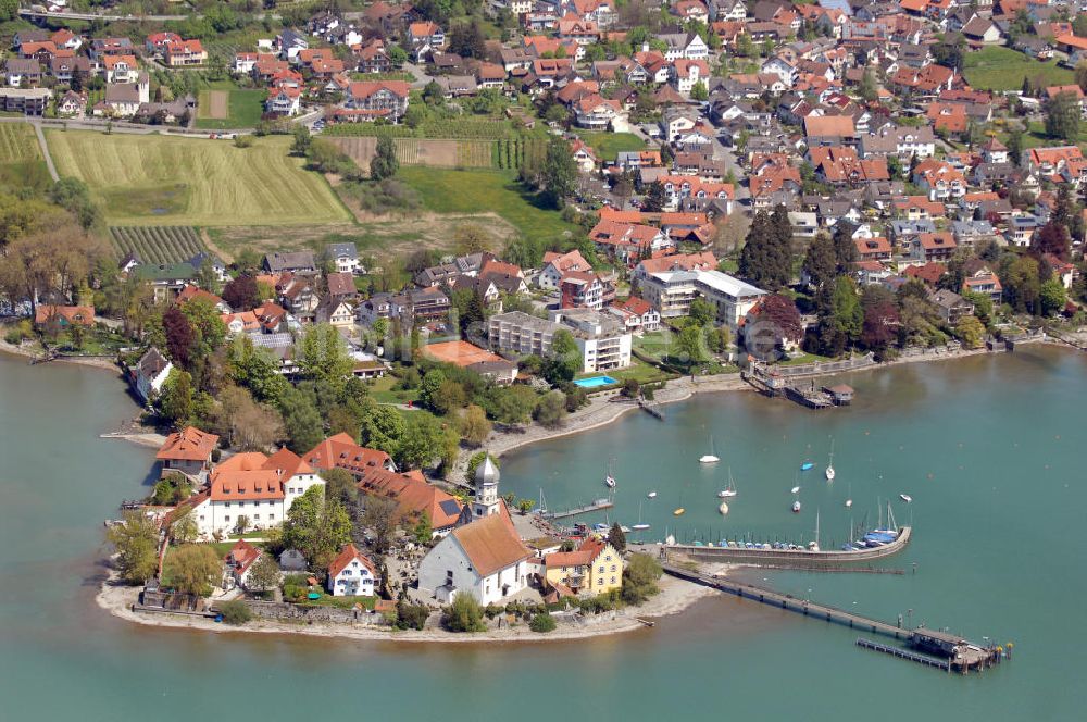 Wasserburg aus der Vogelperspektive: Blick auf Stadt und Halbinsel mit Hafen und Kirche in Wasserburg