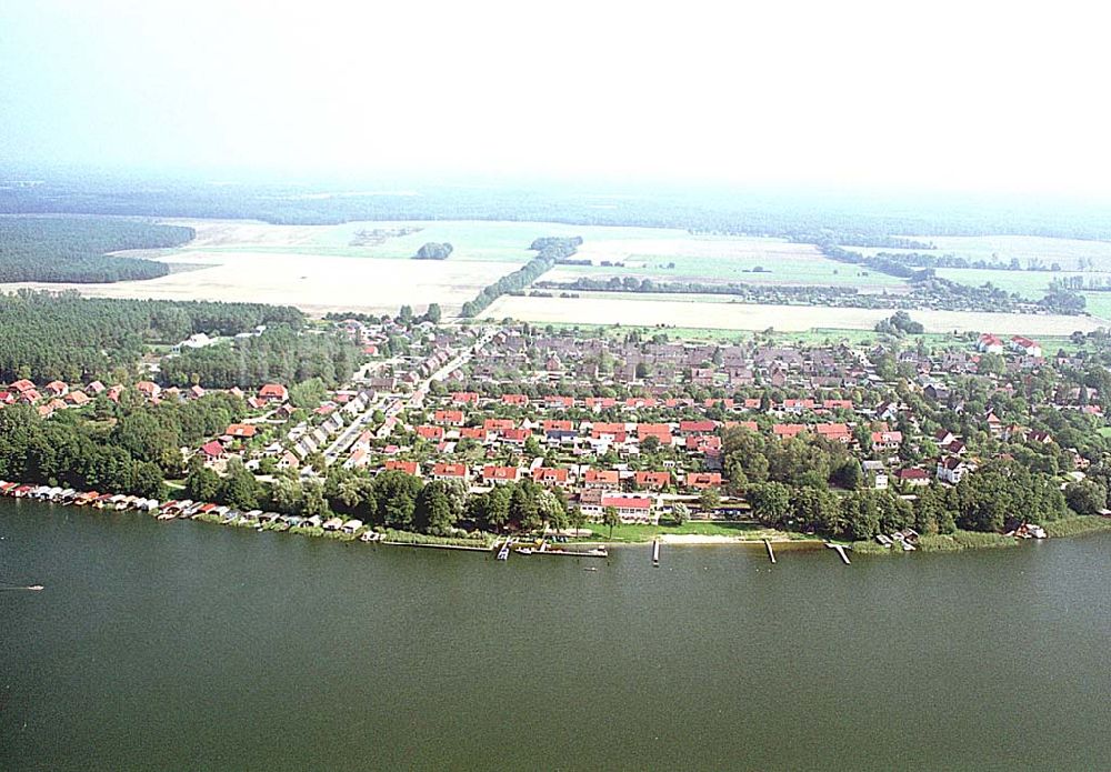 Luftaufnahme Mirow / Mecklenburg Vorpommern - Blick auf die Stadt Mirow an der Strandstrasse Mirow / Mecklenburg Vorpommern 16.09.2003 Foto: Grahn