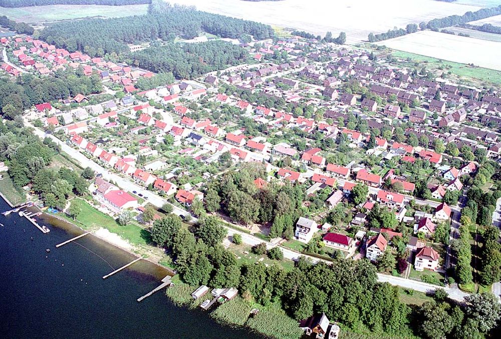 Mirow / Mecklenburg Vorpommern von oben - Blick auf die Stadt Mirow an der Strandstrasse Mirow / Mecklenburg Vorpommern 16.09.2003 Foto: Grahn