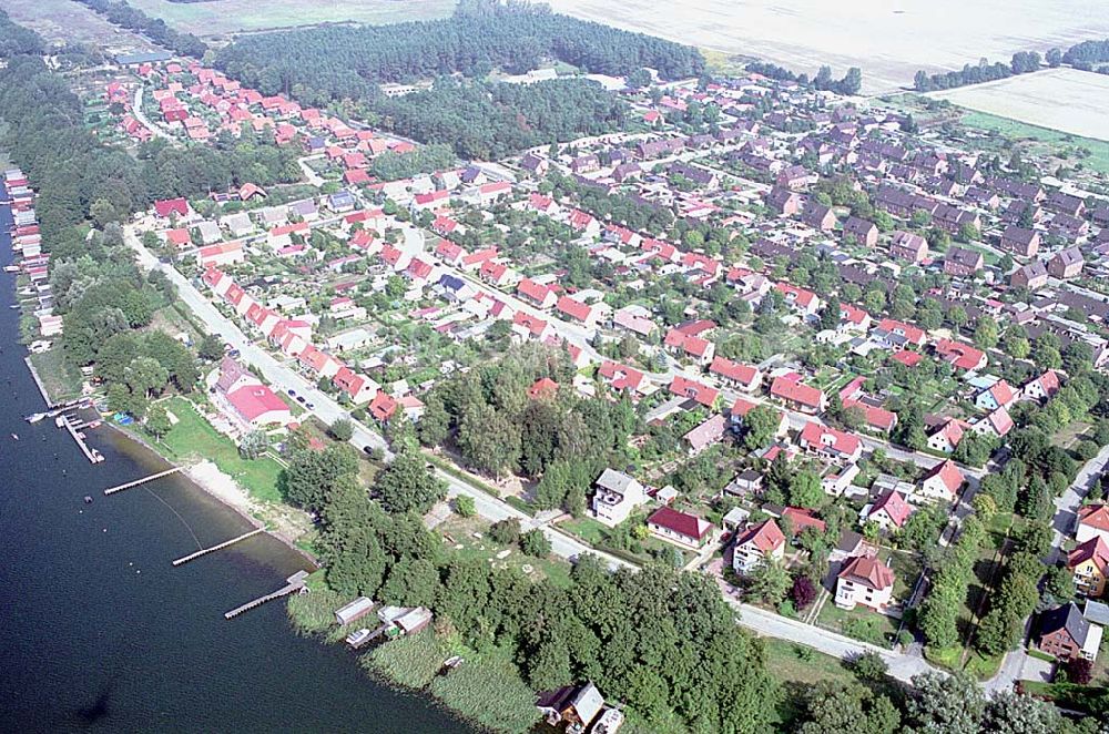 Luftaufnahme Mirow / Mecklenburg Vorpommern - Blick auf die Stadt Mirow an der Strandstrasse Mirow / Mecklenburg Vorpommern 16.09.2003 Foto: Grahn