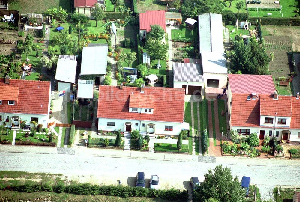 Mirow / Mecklenburg Vorpommern von oben - Blick auf die Stadt Mirow an der Strandstrasse Mirow / Mecklenburg Vorpommern 16.09.2003 Foto: Grahn