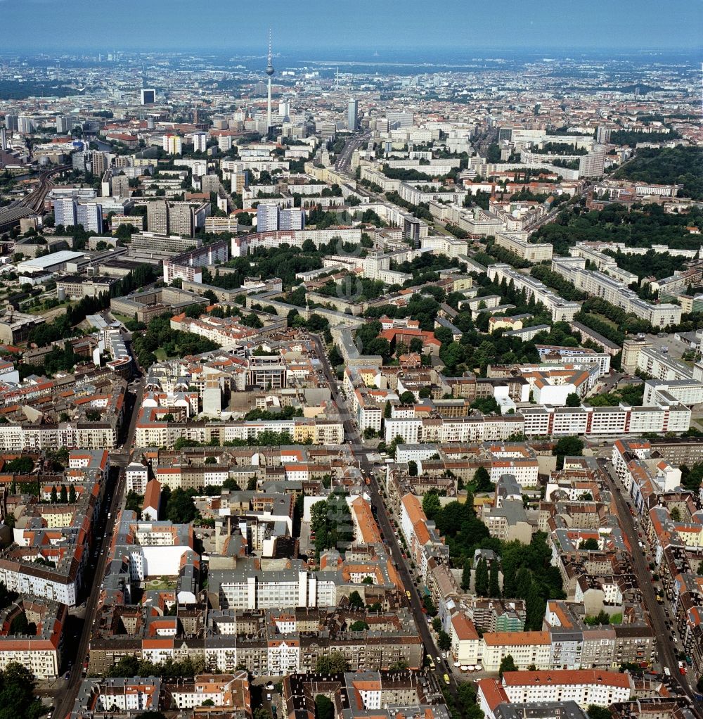 Luftbild Berlin-Friedrichshain - Blick vom Stadtbezirk Berlin-Friedrichshain in richtung City Ost von Berlin mit Fernsehturm