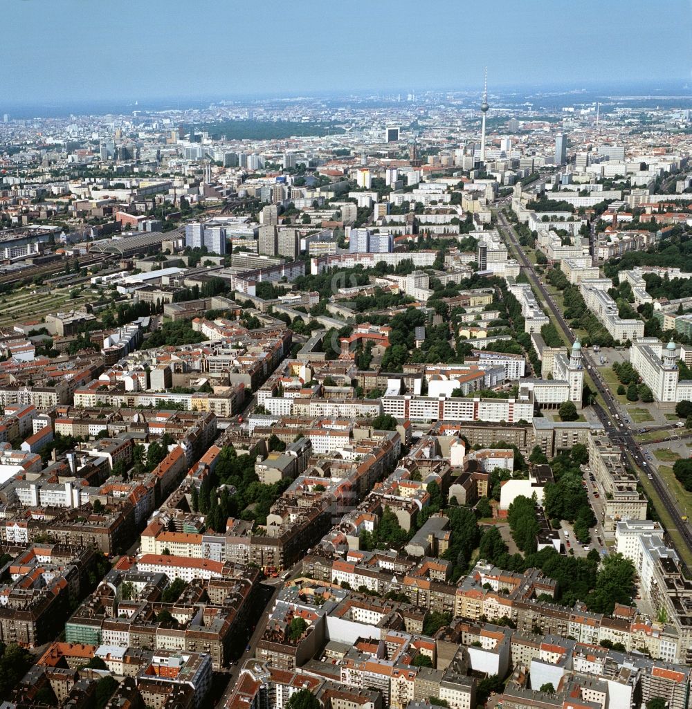 Luftaufnahme Berlin-Friedrichshain - Blick vom Stadtbezirk Berlin-Friedrichshain in richtung City Ost von Berlin mit Fernsehturm