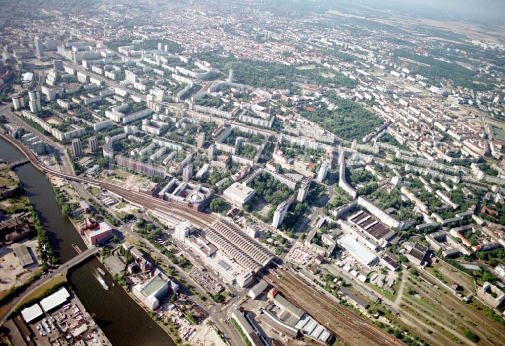 Berlin - Friedrichshain aus der Vogelperspektive: Blick auf den Stadtbezirk Friedrichshain am Ostbahnhof. 08.07.02