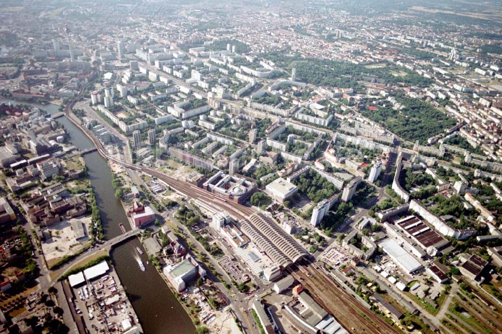 Luftbild Berlin - Friedrichshain - Blick auf den Stadtbezirk Friedrichshain am Ostbahnhof. 08.07.02