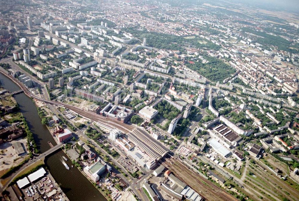 Luftaufnahme Berlin - Friedrichshain - Blick auf den Stadtbezirk Friedrichshain am Ostbahnhof. 08.07.02