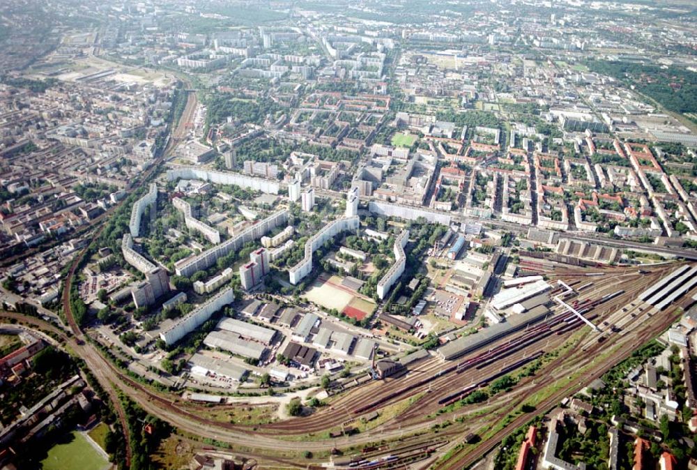 Luftbild Berlin - Lichtenberg - Blick auf den Stadtbezirk Lichtenberg am Bhf. Lichtenberg. 08.07.02