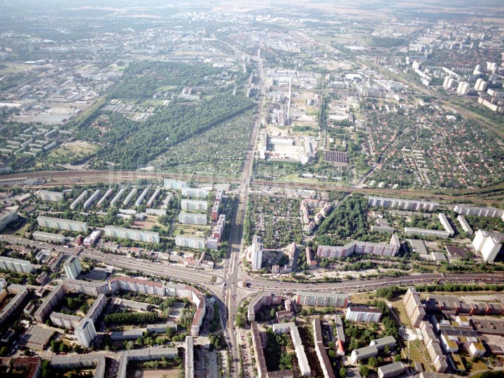 Luftaufnahme Berlin - Lichtenberg - Blick auf den Stadtbezirk Lichtenberg an der Kreuzung B1 / Rhinstraße 08.07.02