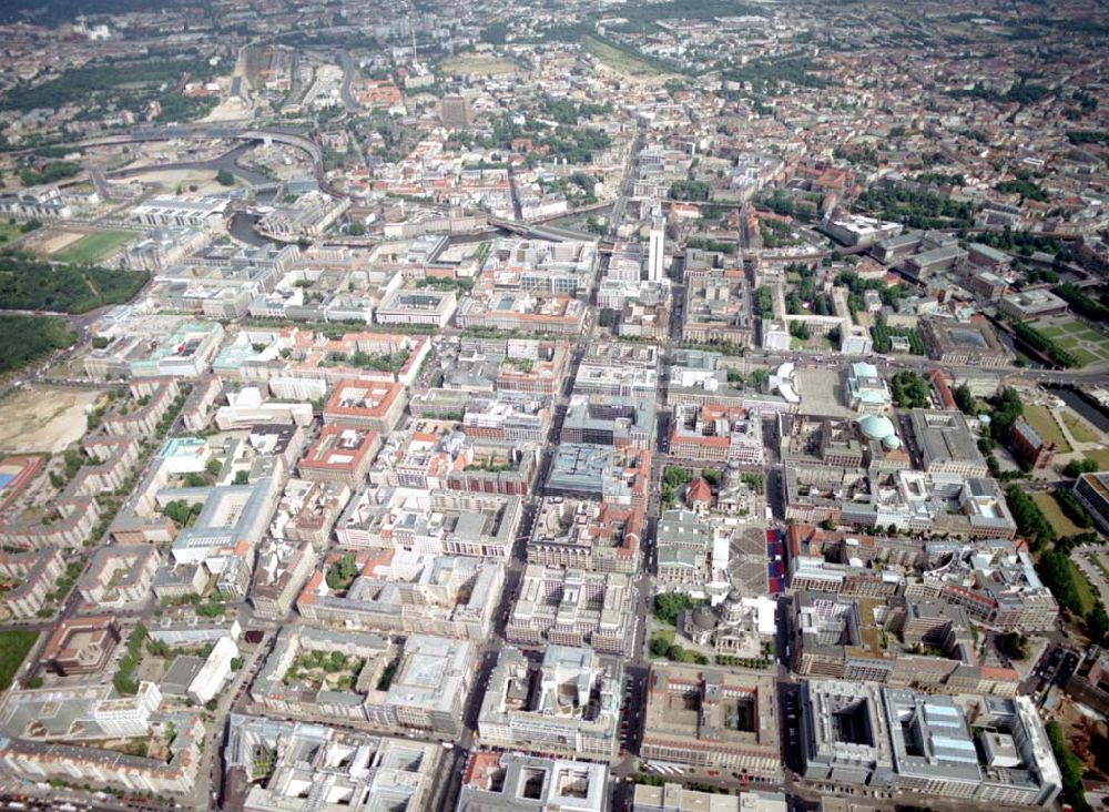 Berlin von oben - Blick auf den Stadtbezirk Mitte mit dem Bereich Friedrichstraße / Gendarmenmarkt. 08.07.02