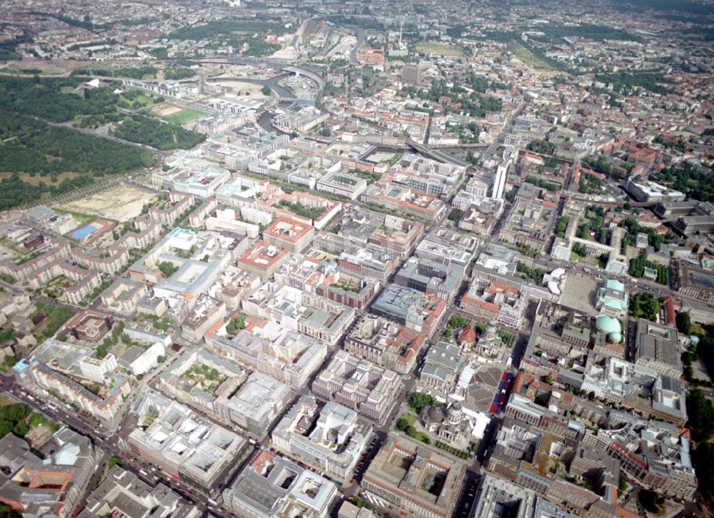 Berlin aus der Vogelperspektive: Blick auf den Stadtbezirk Mitte mit dem Bereich Friedrichstraße / Gendarmenmarkt. 08.07.02