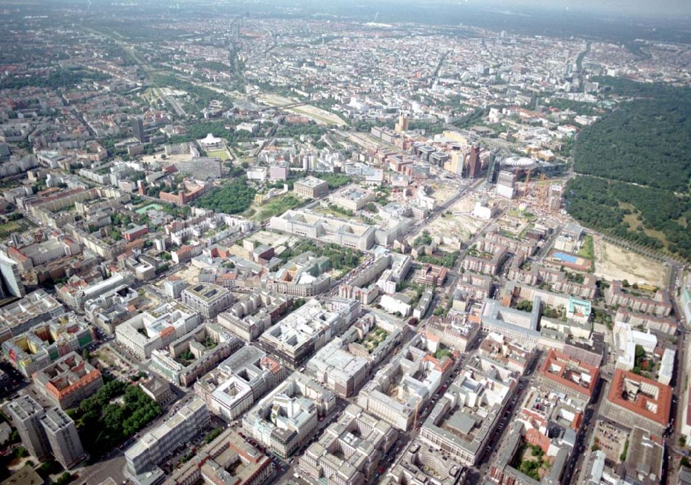 Luftbild Berlin - Blick auf den Stadtbezirk Mitte mit dem Bereich Friedrichstraße / Gendarmenmarkt. 08.07.02