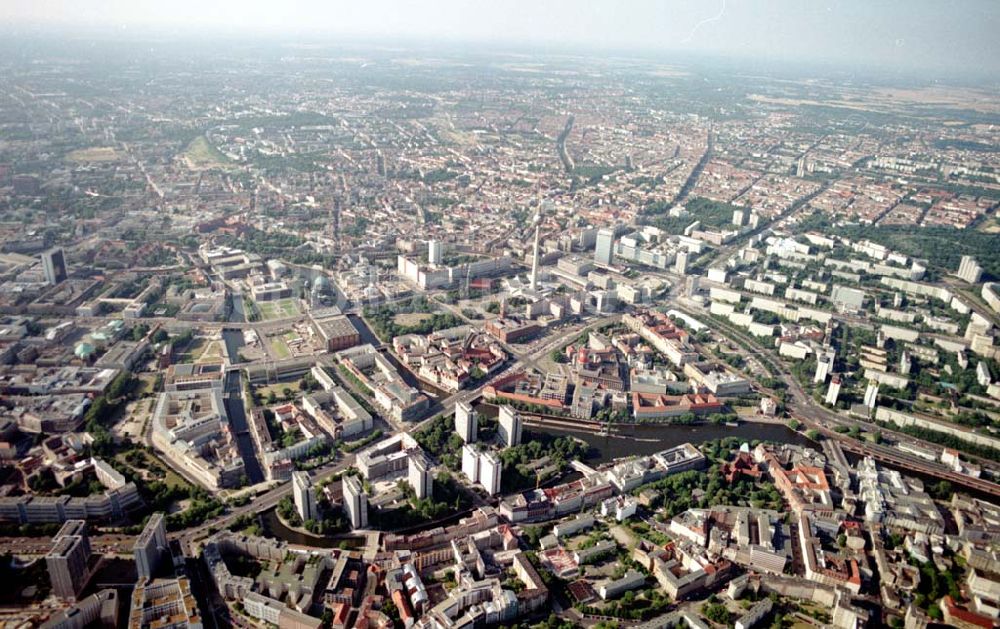 Berlin aus der Vogelperspektive: Blick auf den Stadtbezirk Mitte (Im Vordergrund die Wallstraße). 08.07.02