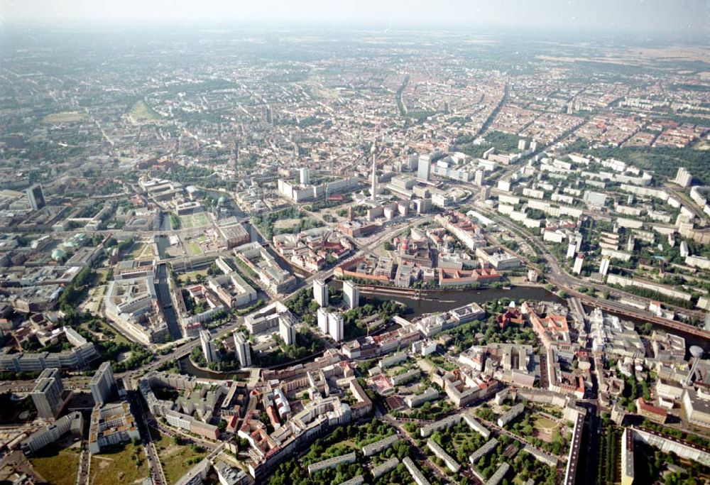 Luftbild Berlin - Blick auf den Stadtbezirk Mitte (Im Vordergrund die Wallstraße). 08.07.02