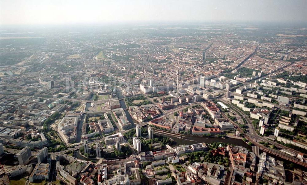 Luftaufnahme Berlin - Blick auf den Stadtbezirk Mitte (Im Vordergrund die Wallstraße). 08.07.02