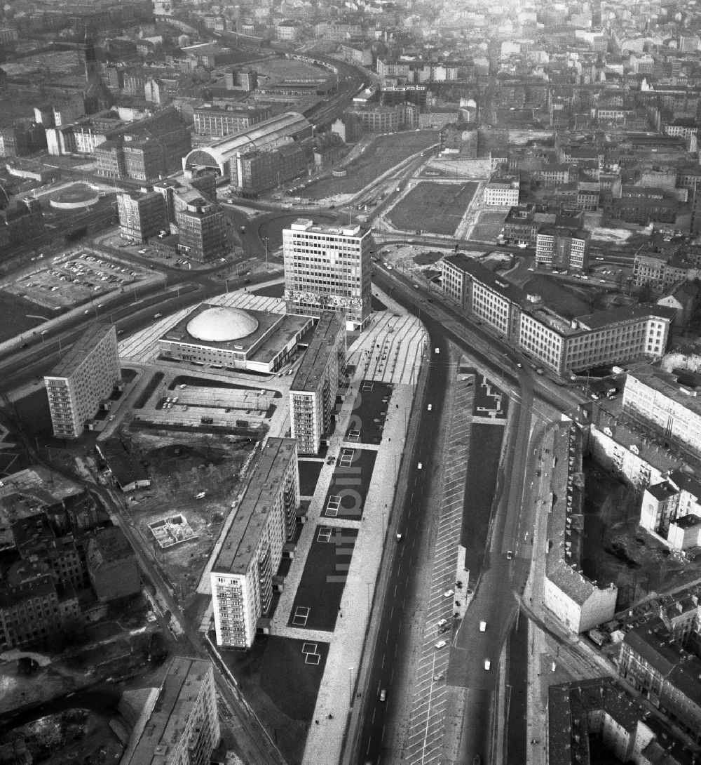 Luftaufnahme Berlin - Blick stadteinwärts entlang der Karl-Marx-Allee in Richtung Bahnhof Alexanderplatz in Berlin