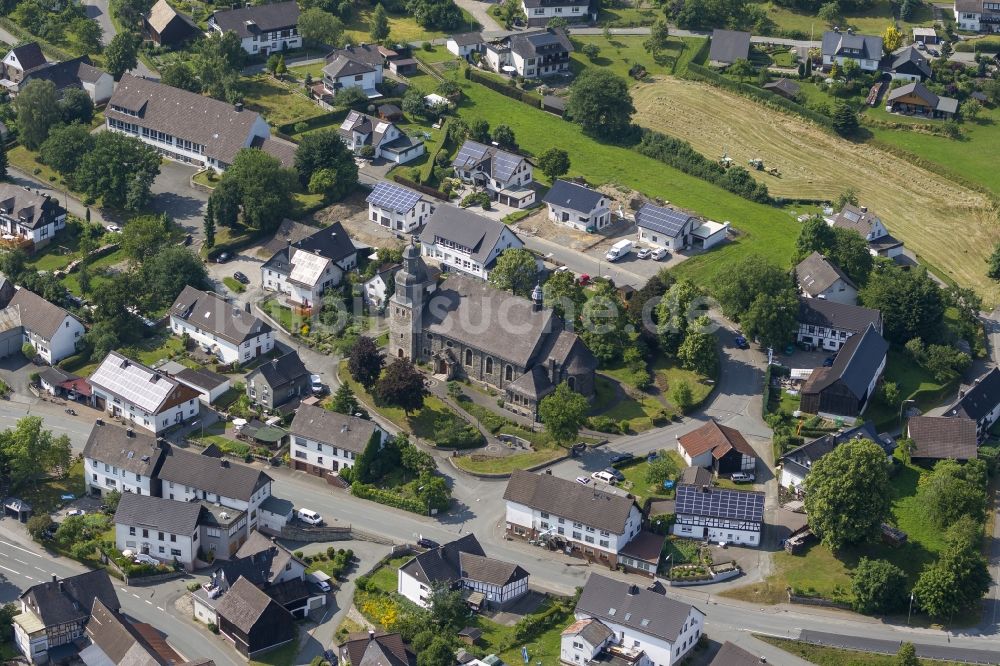 Luftaufnahme Hallenberg Hesborn - Blick auf den Stadtteil Hesborn mit der St. Goar - Pfarrkirche in der Stadt Hallenberg in Nordrhein-Westfalen