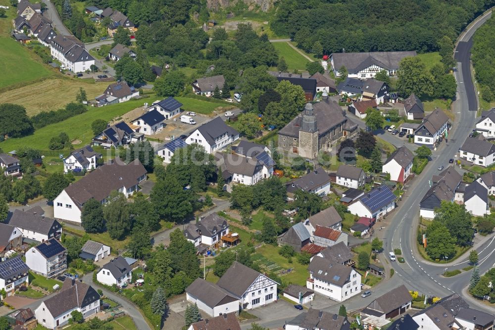 Hallenberg Hesborn von oben - Blick auf den Stadtteil Hesborn mit der St. Goar - Pfarrkirche in der Stadt Hallenberg in Nordrhein-Westfalen