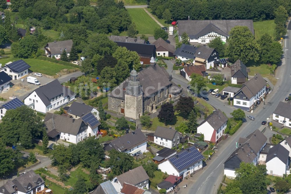 Hallenberg Hesborn aus der Vogelperspektive: Blick auf den Stadtteil Hesborn mit der St. Goar - Pfarrkirche in der Stadt Hallenberg in Nordrhein-Westfalen