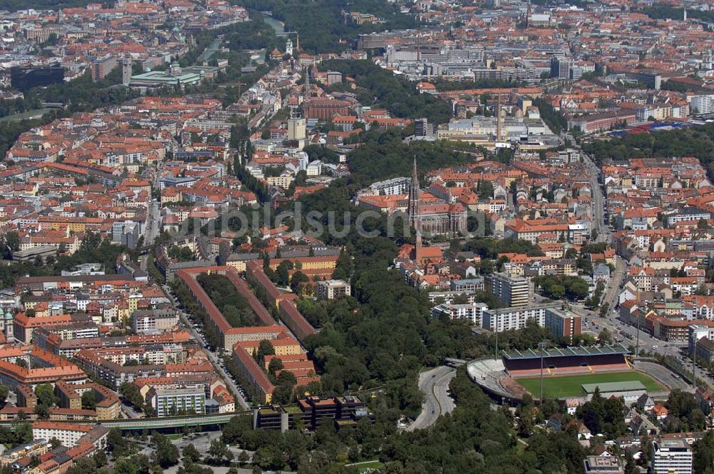 München von oben - Blick auf den Stadtteil Au an der Isar mit der Mariahilfkirche und den Stadtteil Giesing mit der Heilig-Kreuz-Kirche und dem Grünwalder Stadion