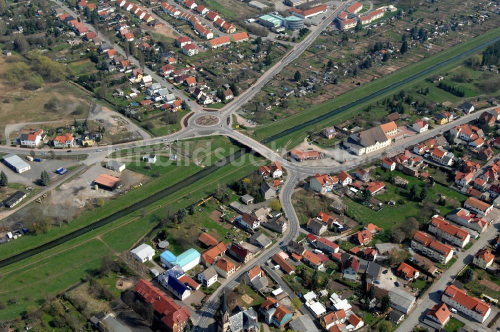 Luftaufnahme Sondershausen - Blick vom Stadtteil Stockhausen über die Brücke an der Nordhäuser Straße welche über die Wipper führt und mit dahniter leiegenden Kreisverkehr, auf den Stadtteil Marienhall