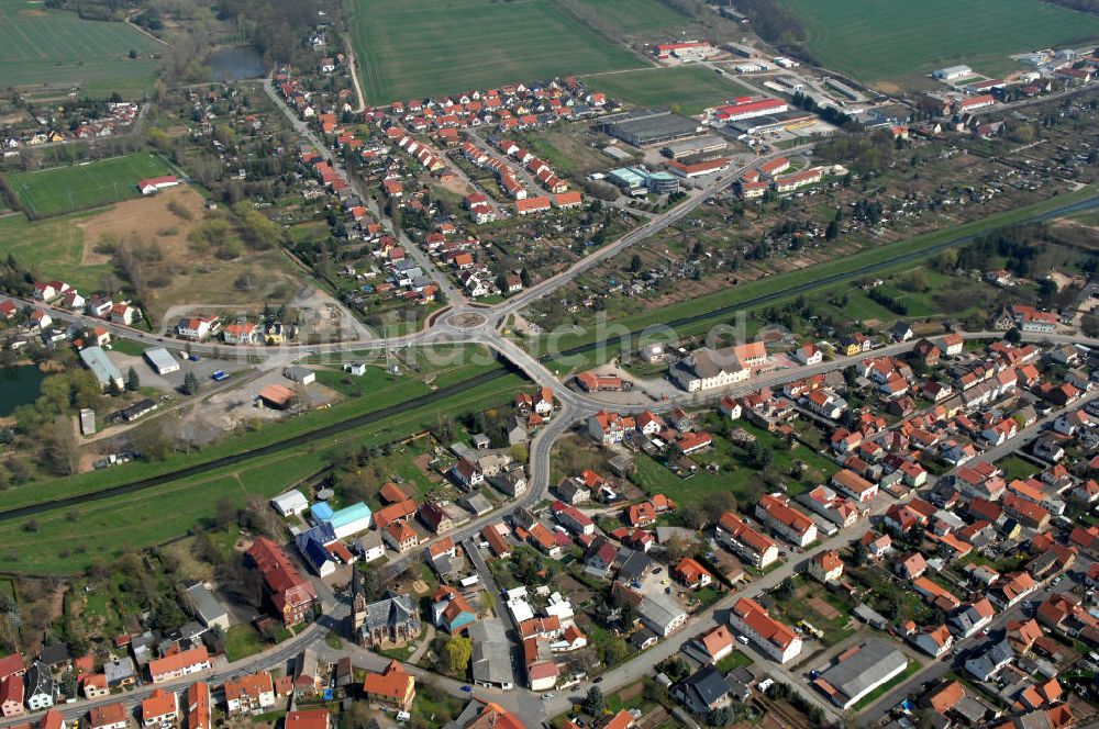 Sondershausen von oben - Blick vom Stadtteil Stockhausen über die Brücke an der Nordhäuser Straße welche über die Wipper führt und mit dahniter leiegenden Kreisverkehr, auf den Stadtteil Marienhall