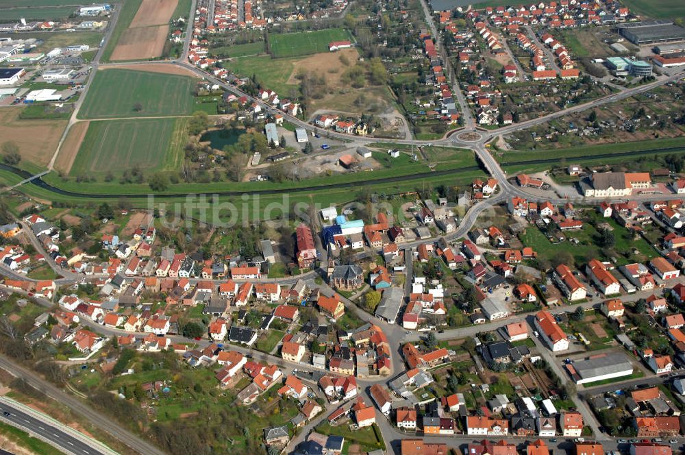 Sondershausen aus der Vogelperspektive: Blick vom Stadtteil Stockhausen über die Brücke an der Nordhäuser Straße welche über die Wipper führt und mit dahniter leiegenden Kreisverkehr, auf den Stadtteil Marienhall