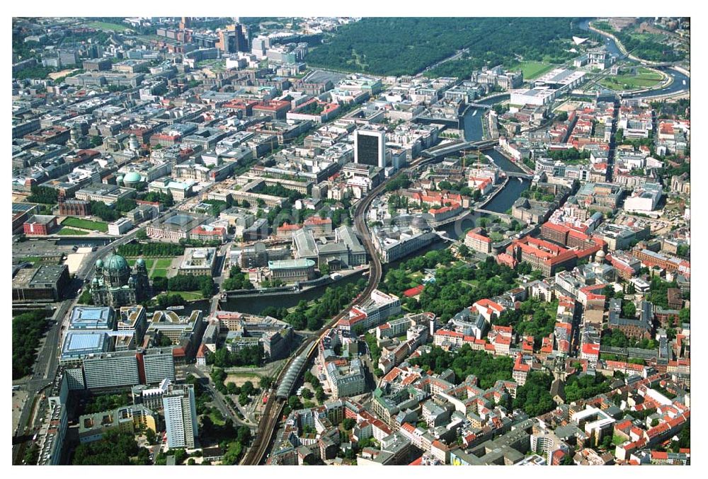 Berlin von oben - Blick auf das Stadtzentrum Berlin-Mitte vom Hackischen Markt