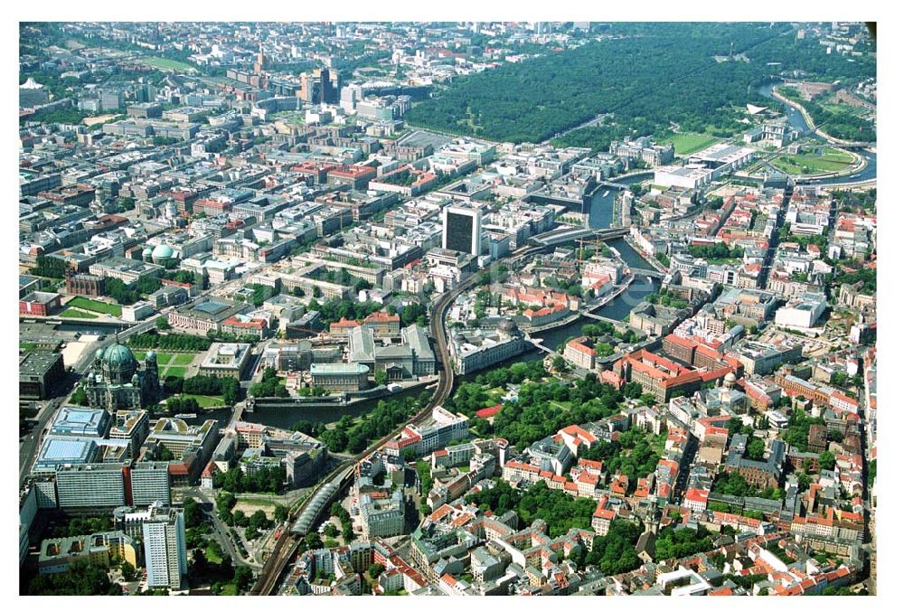 Berlin aus der Vogelperspektive: Blick auf das Stadtzentrum Berlin-Mitte vom Hackischen Markt