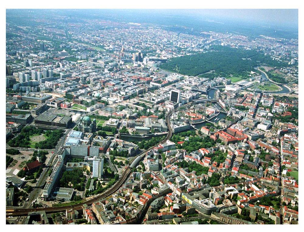 Berlin von oben - Blick auf das Stadtzentrum Berlin-Mitte vom Hackischen Markt