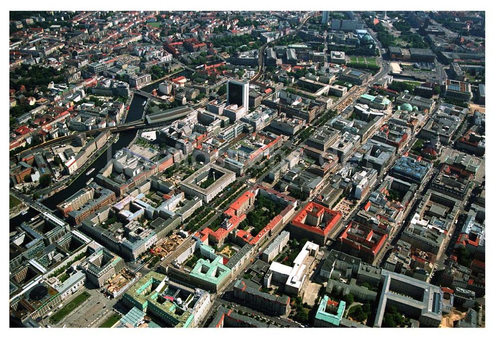 Luftbild Berlin - Blick auf das Stadtzentrum Berlin-Mitte vom Pariser Platz