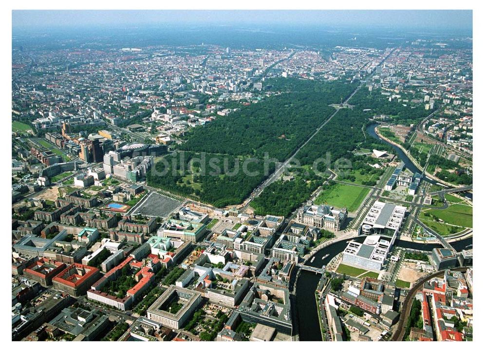 Berlin aus der Vogelperspektive: Blick auf das Stadtzentrum Berlin-Mitte vom Pariser Platz