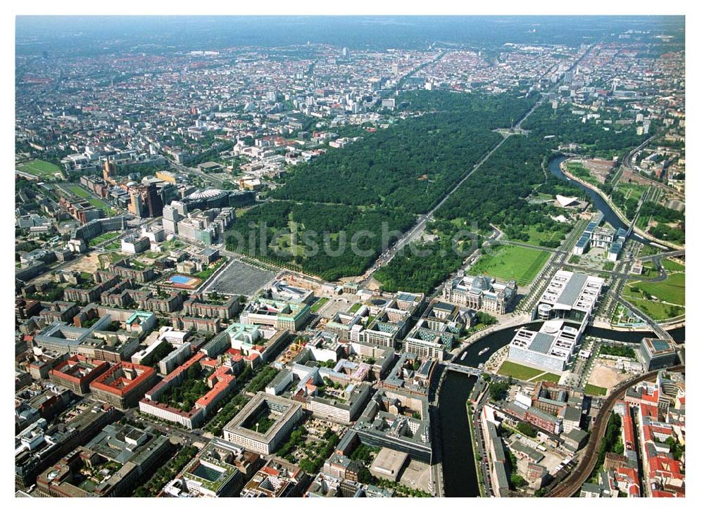 Luftbild Berlin - Blick auf das Stadtzentrum Berlin-Mitte vom Pariser Platz