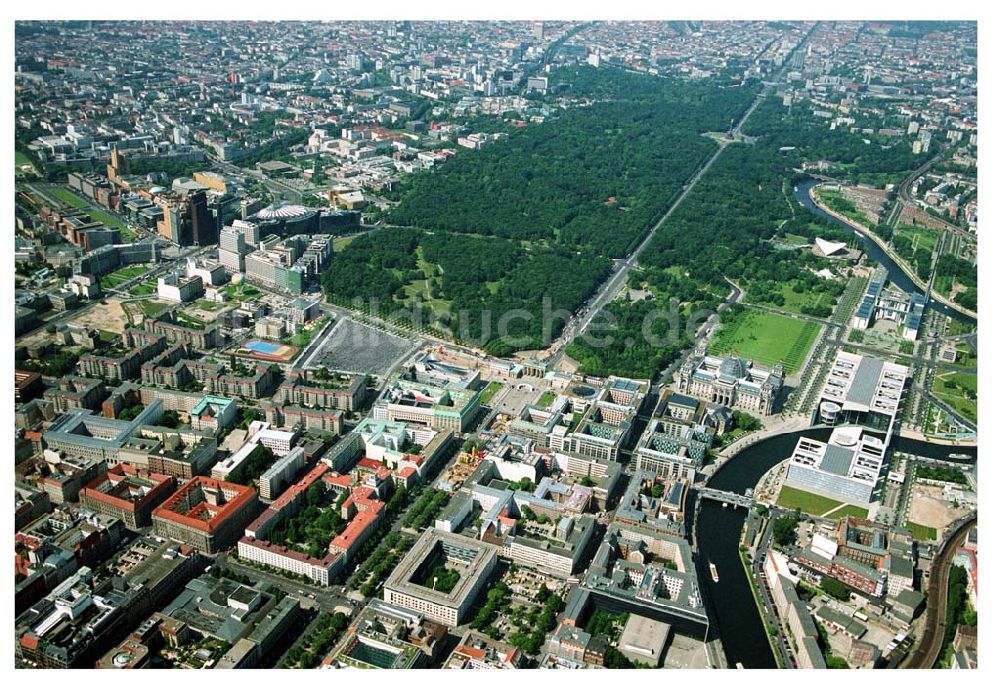 Luftaufnahme Berlin - Blick auf das Stadtzentrum Berlin-Mitte vom Pariser Platz