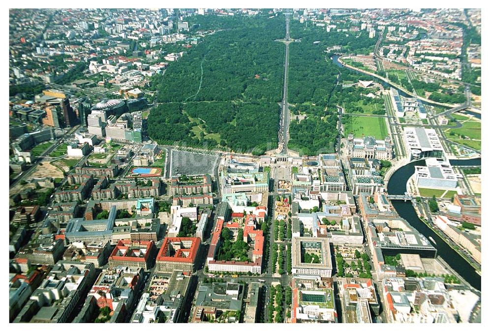 Berlin aus der Vogelperspektive: Blick auf das Stadtzentrum Berlin-Mitte vom Pariser Platz