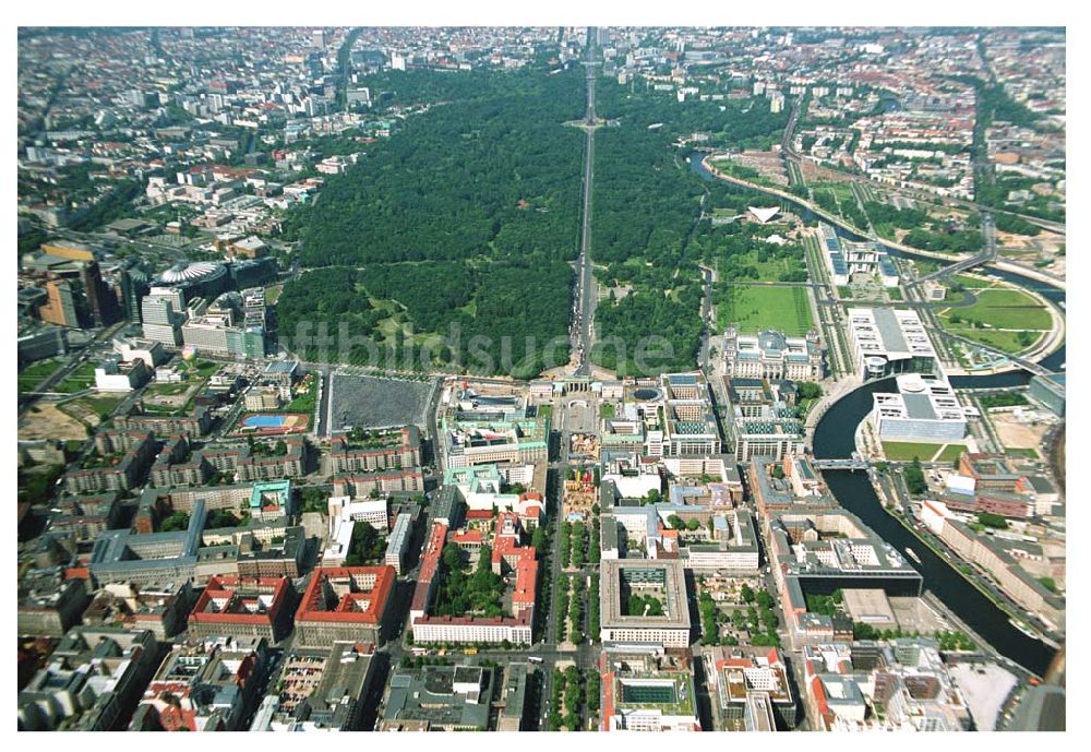 Berlin aus der Vogelperspektive: Blick auf das Stadtzentrum Berlin-Mitte vom Pariser Platz